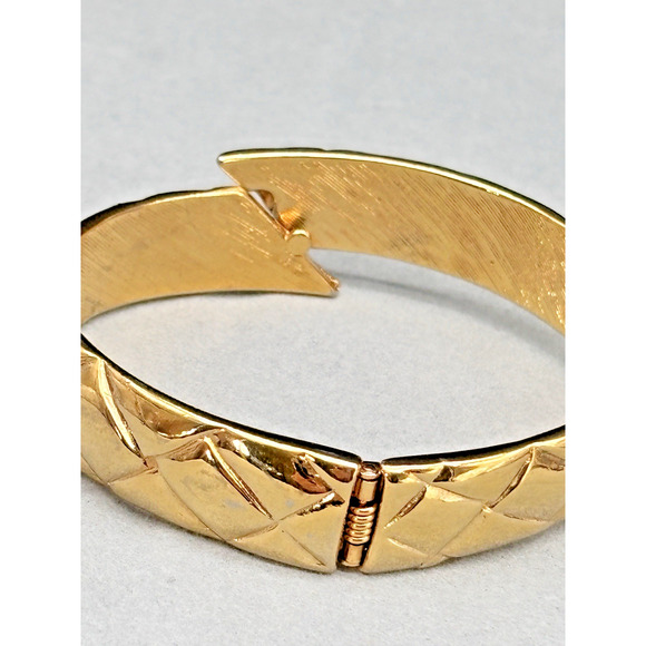 Vintage Monet Gold Tone Textured Hinged Bangle Bracelet Shiny Excellent - Picture 9 of 16